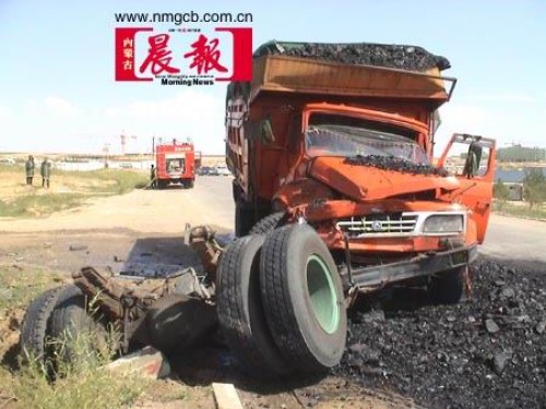 内蒙古鄂尔多斯发生车祸21吨甲醛泄漏(组图)