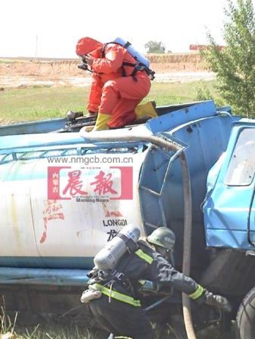 内蒙古鄂尔多斯发生车祸21吨甲醛泄漏(组图)