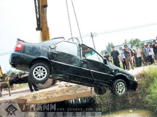 宾阳发生一起特大交通事故一轿车坠水塘5人死亡