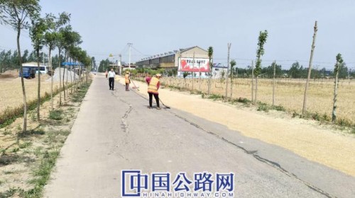 新沂市公路养护公司开展治理公路打谷晒场行动1.jpg