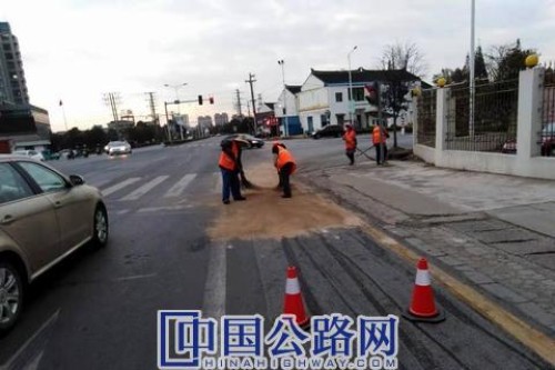 靖江公路站快速处置路面油污染 - 副本.jpg