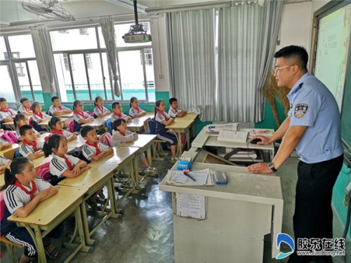 新海阳小学交通安全知识讲座进校园1