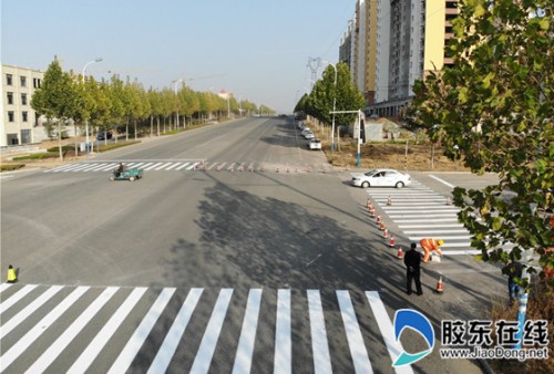 招远交警完善城区道路交通标志标线_副本