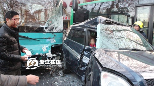 南山路,车祸,公交车,私家车,副驾驶