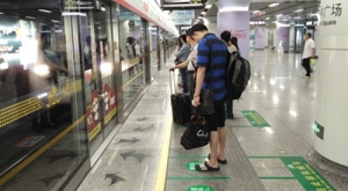 杭州地铁“请”您排队