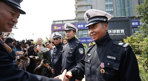 重返光荣现场 杭州塌路拦车的协警获见义勇为称号