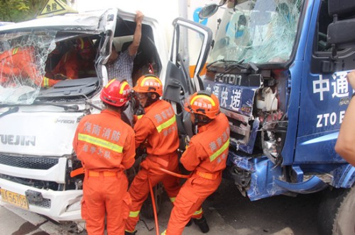 海南保亭：两货车相撞致1人被困 消防员紧急救援
