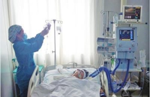 男孩在医院ICU病房中接受治疗