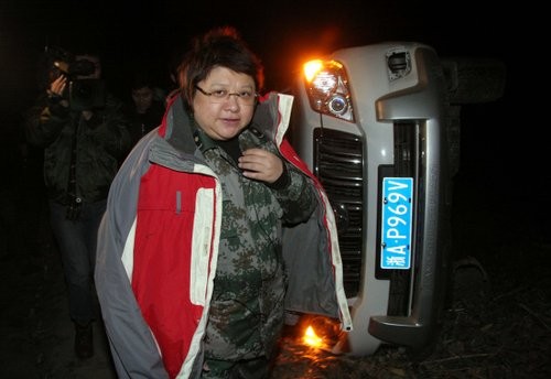 韩红现身舟曲灾区送温暖 遭遇车祸有惊无险(图)