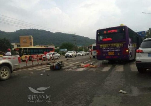 莆田一女子遭车祸当场毙命 公交皮卡谁的错