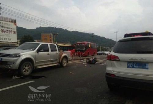 莆田一女子遭车祸当场毙命 公交皮卡谁的错