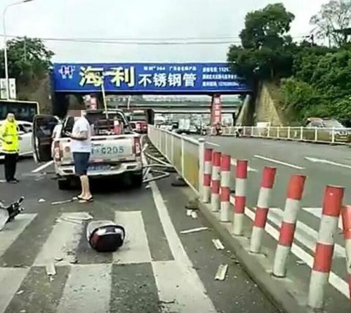 莆田一女子遭车祸当场毙命 公交皮卡谁的错