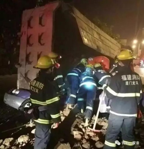 厦门凌晨惨烈车祸！土方车压扁出租车司机身亡