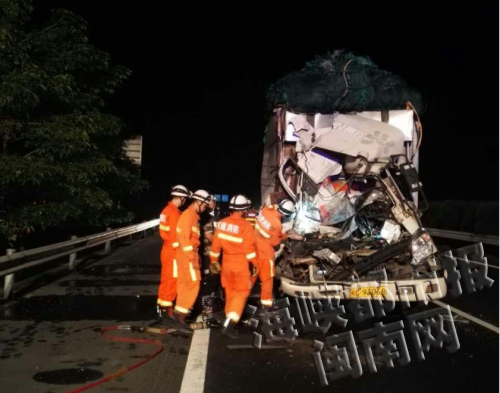 漳州高速发生惨烈车祸 两货车凌晨追尾1死1伤