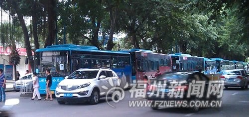 长乐8条公交线路被人截停 车祸死者家属摆花圈