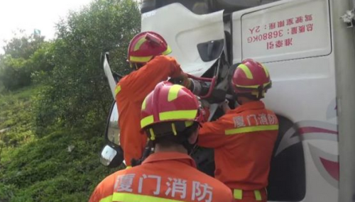 厦门高速上发生一起惨烈车祸 1人死亡