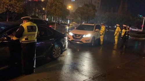 潜江交警全面打响全市冬季交通安全整治工作攻坚战