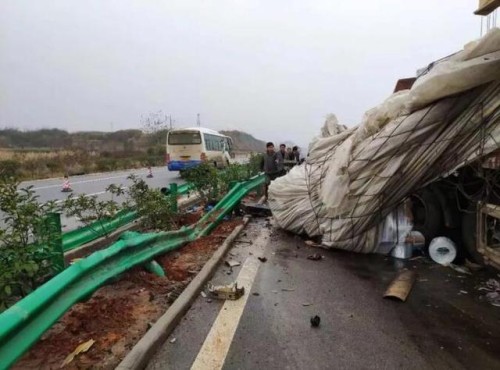 黄阳公路发生一起交通事故 护栏被撞弯货物散一地