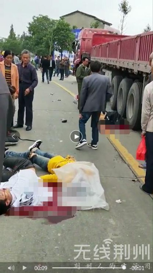 网传荆州发生惨烈车祸3人死亡 警方：勿信谣言