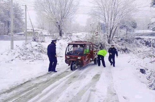 保康全警联动护航春运群众平安出行