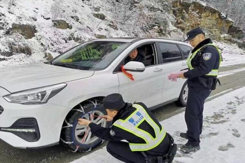 保康全警联动护航春运群众平安出行