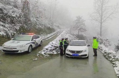 保康全警联动护航春运群众平安出行