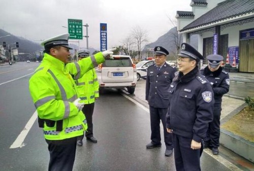 保康全警联动护航春运群众平安出行