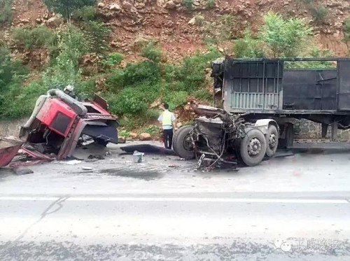 辉县一村口发生交通事故 事故车辆扭曲成90度