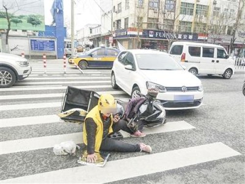 漯河一外卖小哥送餐途中遇车祸 市民：为了安全慢一点