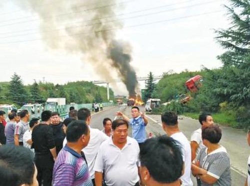 洛阳俩民警车祸现场救人 满身血污洗了警服才回家