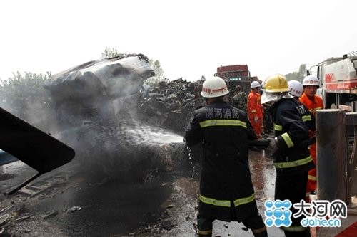 京港澳高速漯河段因团雾发生多起车祸 致2死5伤