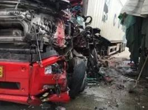 信阳107国道发生严重交通事故 造成两死两伤