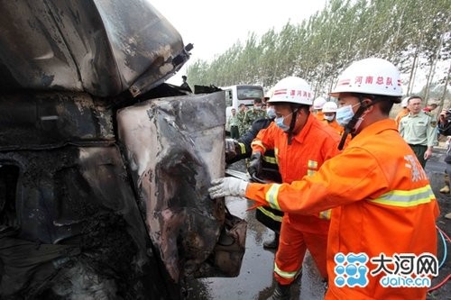 京港澳高速漯河段因团雾发生多起车祸 致2死5伤