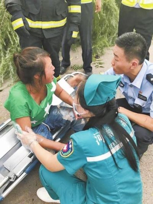 洛阳俩民警车祸现场救人 满身血污洗了警服才回家