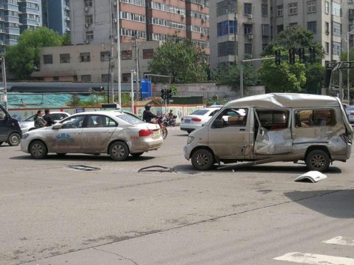 平顶山一路口发生交通事故 一水泥罐车连撞4车