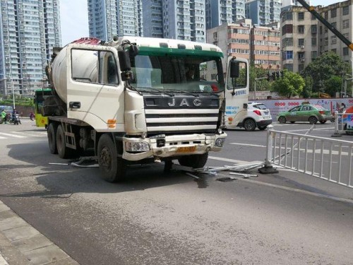 平顶山一路口发生交通事故 一水泥罐车连撞4车