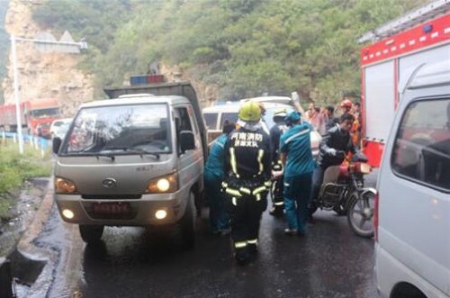 济源山区隧道发生车祸4人被困 消防紧急救援