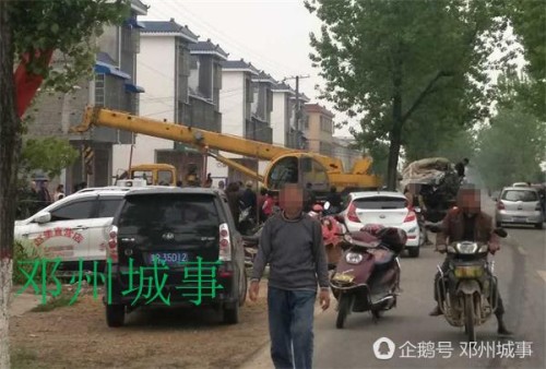 邓州一路口发生交通事故 一轿车撞树后当场报废