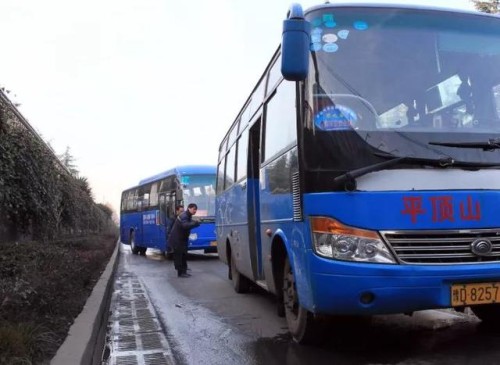 洒水致道路结冰车祸频发 平顶山发生四起车辆撞击事故