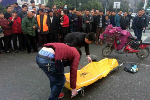 漯河一骑电车女子遭水泥搅拌车碾压 当场死亡