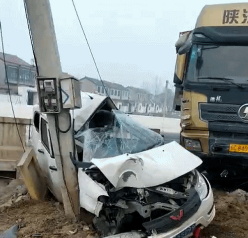 徐州道路口发生惨烈车祸 面包车司机不治身亡
