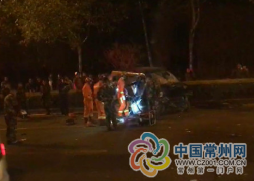 常州龙江路昨晚发生严重车祸 3车相撞1人身亡