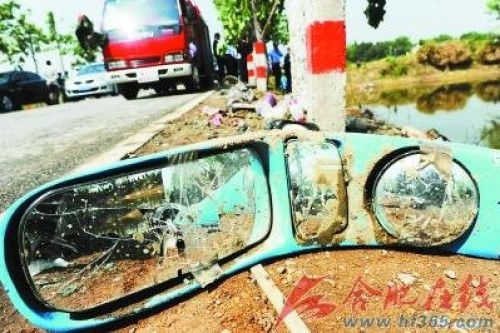 安徽桐城发生特大车祸 客车翻入水塘7死10伤
