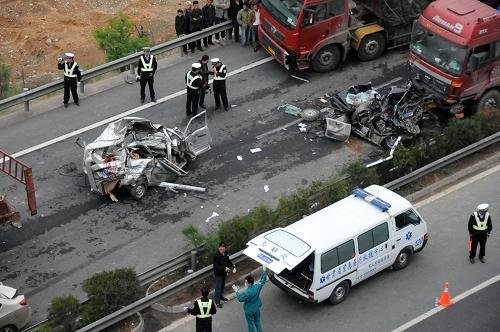 甘肃境内十余辆车连环相撞8人遇难3人重伤