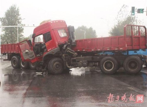 江苏高邮发生离奇车祸 大货车“自己撞自己”