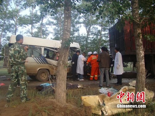 图为肇事依维柯。肇事司机岳建兵一条腿已经骨折，仍处于昏迷状态。中新网发 谭地摄