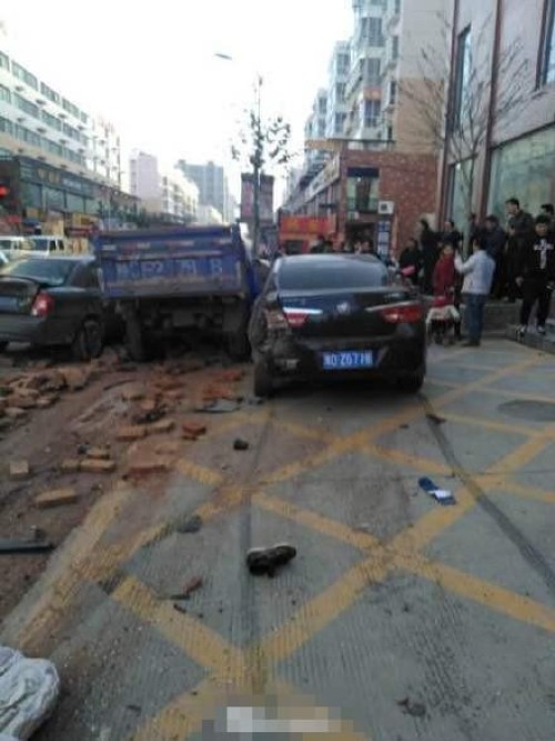河南汝阳拉砖车失控撞上数十辆车 造成2死2伤