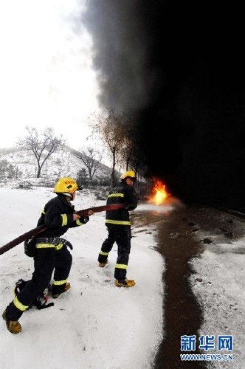 宁夏固原通报油罐车爆燃事故 救援中未致人员伤亡