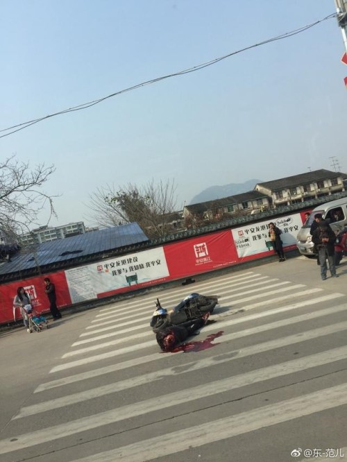 突发：温州苍南小巴车发生车祸 被撞者血肉模糊