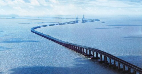 东海大桥模拟交通事故演习 防撞能力可达万吨